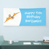 Grappig schattige oranje vliegende pterodactylcart spandoek (Beurs)