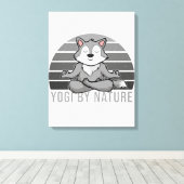 Grappig schattige wolf die yoga doet. canvas afdruk (Insitu (Houten vloer))