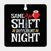 Grappig Schattige Zelfde Shift Verschillende Nacht Metalen Ornament (Voorkant)