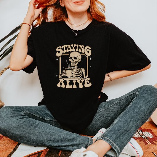 Grappig skelet dat koffie Drink en in leven blijft T-shirt