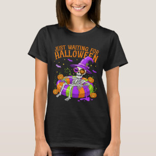 Grappig Skelet Drijft Alleen Wachtend Op Halloween T-shirt