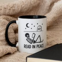 Grappig skelet lees in vrede voor fervente boekenl