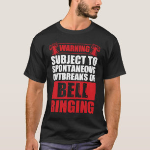 Grappig spontane uitbraken van een bloeding door e t-shirt