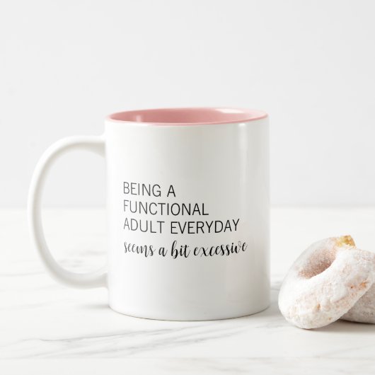 Grappig, sterk functioneel volwassene lijkt overdr tweekleurige koffiemok (Met donut)