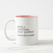 Grappig, sterk functioneel volwassene lijkt overdr tweekleurige koffiemok (Links)