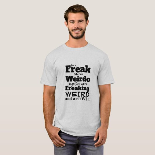 Grappig T-shirt dat ik een freak ben... ze is een  (Voorkant volledig)