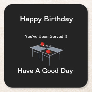 Grappig tafeltennis geserveerd, vierkante kartonnen onderzetter
