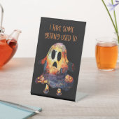 Grappig teken sarcastisch reclamebord met voetstuk (Insitu)