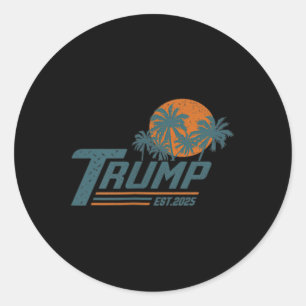 Grappig Trump Shirt Golf van Amerika EST 2025 ( 2 Ronde Sticker