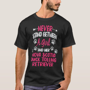 Grappig tussen een meisje en haar Nova Scotia Duck T-shirt