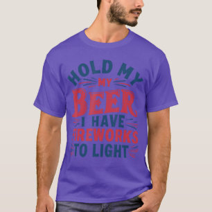 Grappig USA 4 juli Hou mijn bier vast Ik heb Vuurw T-shirt