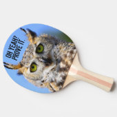 Grappig verraste mooie, mooie, gehoornde oep tafeltennisbatje (Zijkant)