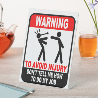 Grappig, vertel me niet hoe ik mijn werk moet doen reclamebord met voetstuk
