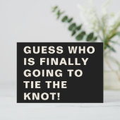 Grappig vet modern zwart wit typografie bruiloft save the date (Staand voorkant)