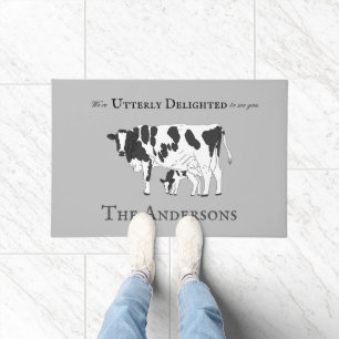 Grappig volkomen opgetogen Koe kalf welkom deur ma Deurmat