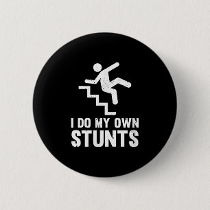 Grappig Wanhopig Ik Doe Mijn Eigen Stunts Ronde Button 5,7 Cm
