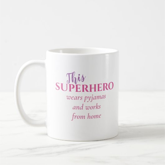 Grappig werken vanuit Home Superhero draagt pyjama Koffiemok (Links)