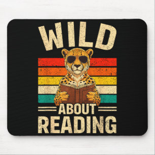 Grappig wild over het lezen van retro cheeta boek muismat