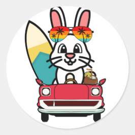 Grappig wit konijn rijdt naar het strand ronde sticker