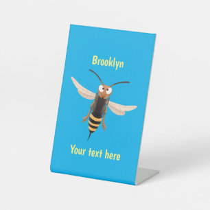 Grappig woedende wesp cartoon illustratie reclamebord met voetstuk