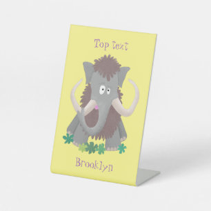 Grappig wollig mammoth cartoon illustratie reclamebord met voetstuk