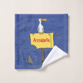 Grappig zee vogel omringd door cartoon van haaien bad handdoek (Wasdoekje)