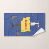 Grappig zee vogel omringd door cartoon van haaien bad handdoek (Handdoek)