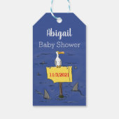 Grappig zee vogel omringd door cartoon van haaien cadeaulabel (Achterkant)