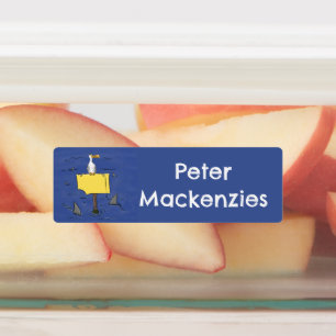 Grappig zee vogel omringd door cartoon van haaien labels