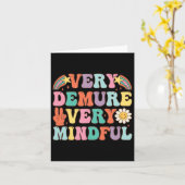Grappig Zeer Demure Zeer Mindful Trend Demure & Kaart (Gele Bloem)