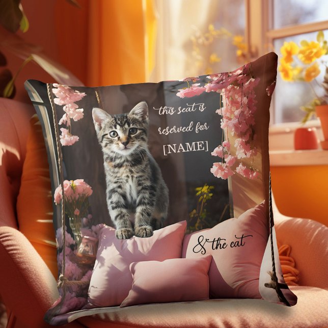 Grappig zoet katje roze kussen (A funny romantic pillow featuring a kitty on a pink swing bench with flowers - Valentine's Day)