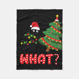 Grappig zwart kat dat kerstboom overspoelt boven k fleece deken