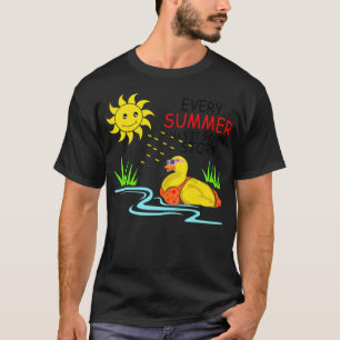Grappig zwemmen van bikini-eend in het zwarte lab t-shirt