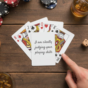 Grappig zwijgend je speelvaardigheid beoordelend pokerkaarten