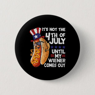 Grappige 4 juli Hot Dog Wiener komt uit BBQ Par Ronde Button 5,7 Cm
