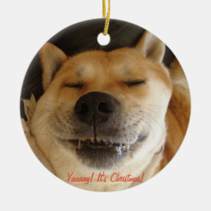 grappige akita schattige hond glimlacht op kerst keramisch ornament