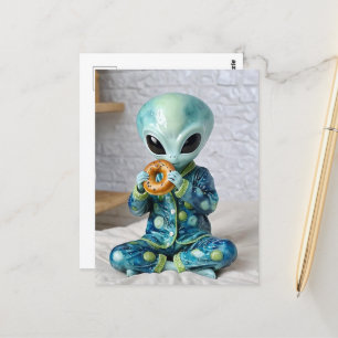 Grappige alien die een bagel in bed eet briefkaart