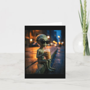 Grappige alien die een zonnebril draagt en ijskoud kaart