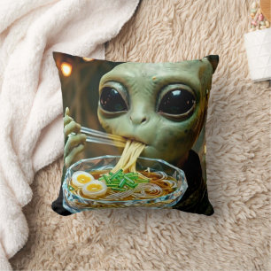 Grappige Alien die Ramen Noedels eet Kussen