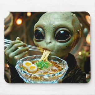 Grappige Alien die Ramen Noedels eet Muismat