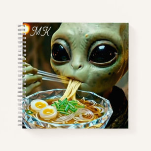 Grappige Alien die Ramen Noedels met Monogram eet Notitieboek