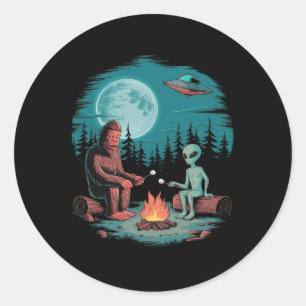 Grappige Alien En Bigfoot Kampvuur Maan Ufo Avontu Ronde Sticker