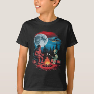 Grappige Alien En Bigfoot Wandelende Maan Sasquatc T-shirt