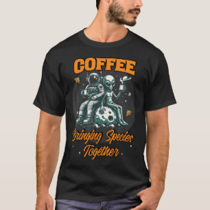Grappige Alien Humor Koffie Brengt Soorten Samen T-shirt