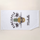 Grappige ananas die een zonnebril draagt Persoonli Strandlaken (Voorkant)