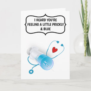 Grappige arts verpleegkundige voelt blauwe injecti kaart