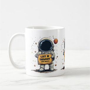 Grappige astronaut illustratie verloren in gedacht koffiemok