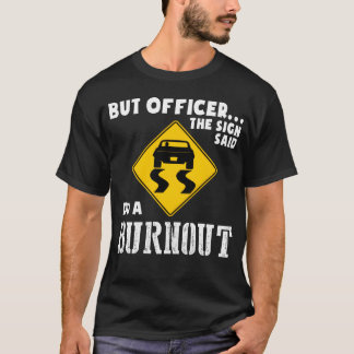Grappige auto, maar de politieagent op het bord ze t-shirt