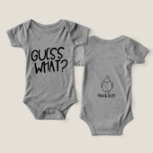 Grappige Baby Bodysuit - "Raad eens? Kippenpeuk" (Ontwerp Voorkant & Achterkant)