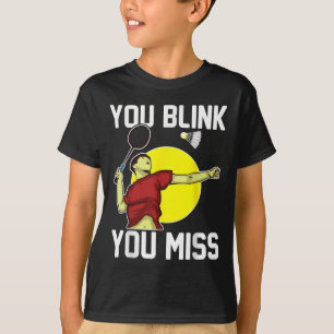 Grappige badmintonspeler je knippert, je mist t-shirt